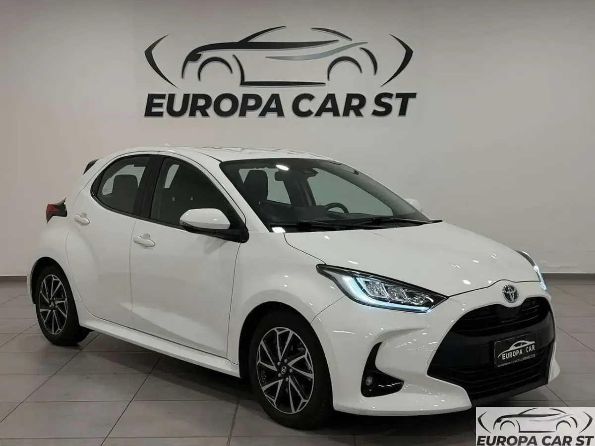 Usata Toyota Yaris Hybrid Trend 116 CV (85 kW) 2021 Bianco Utilitaria