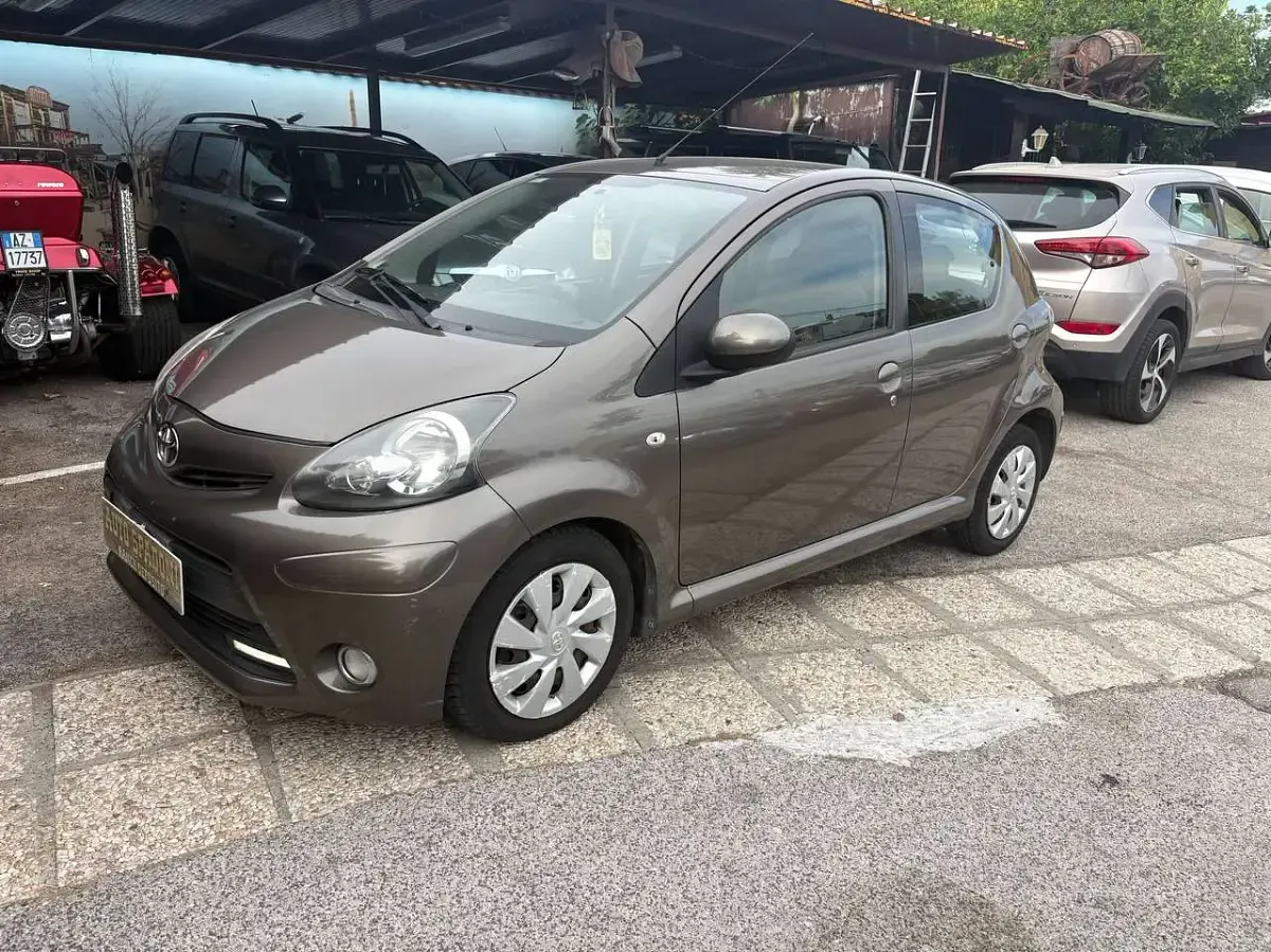 Usata Toyota Aygo Connect Style 68 CV (50 kW) 2014 Marrone Utilitaria