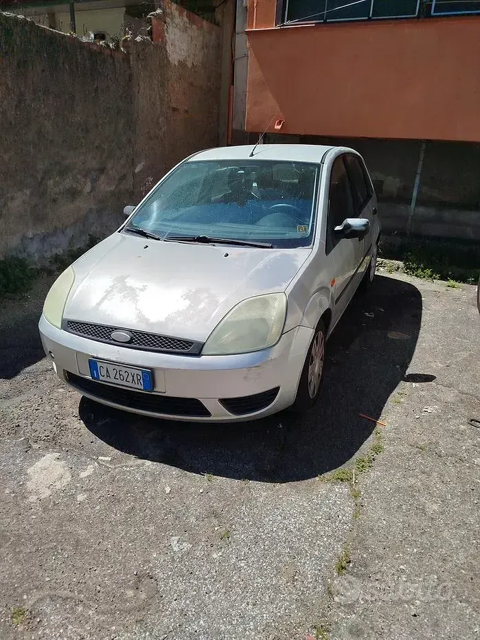 Usata Ford Fiesta 80 CV (58 kW) 2002 Grigio Utilitaria