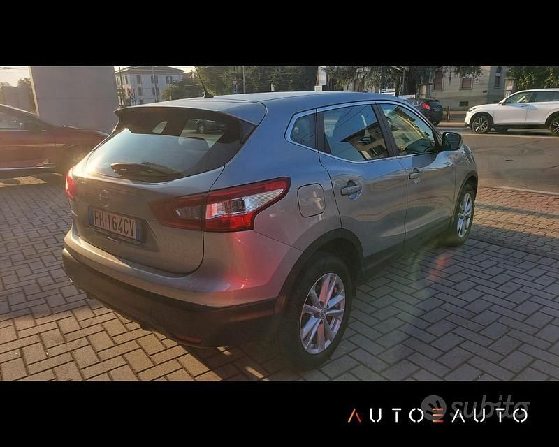 Usata Nissan Qashqai Acenta 110 CV (80 kW) 2017 Grigio SUV
