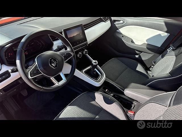 Usata Renault Clio V Intens 101 CV (74 kW) 2023 Arancione Berlina