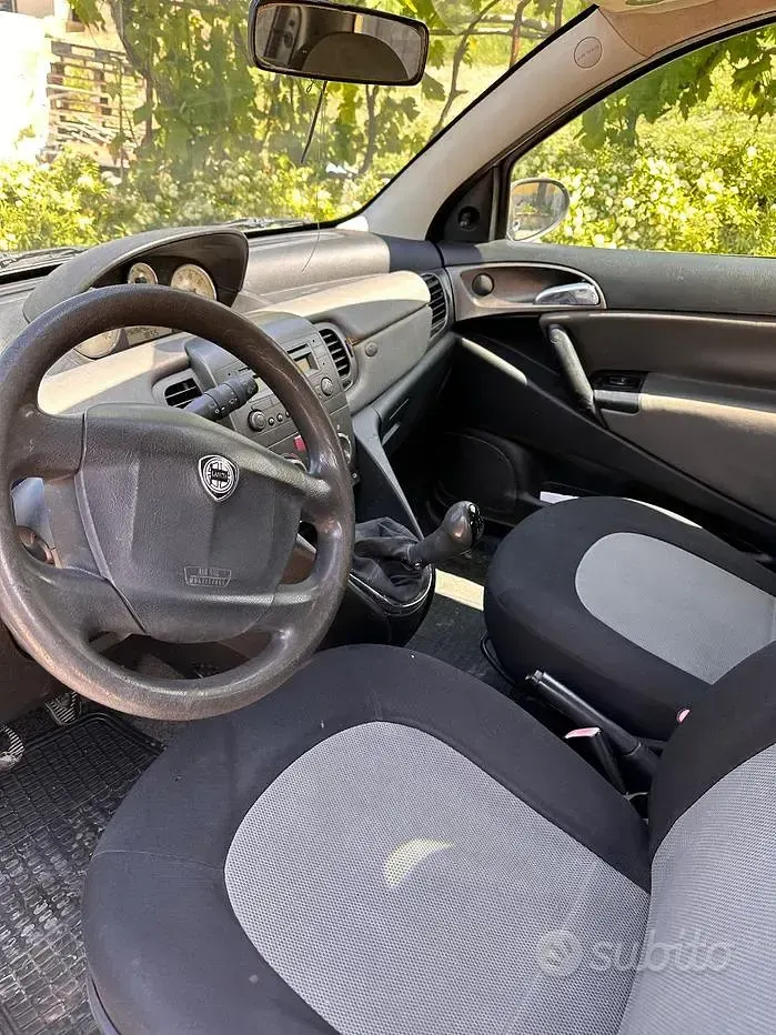 Usata Lancia Ypsilon 69 CV (50 kW) 2004 Grigio Utilitaria