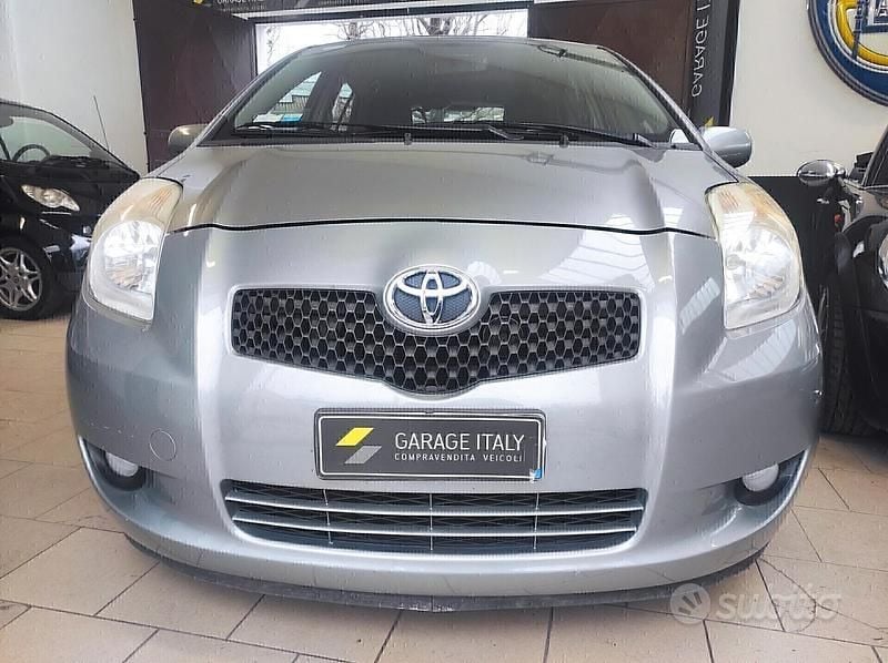 Usata Toyota Yaris Sol 69 CV (50 kW) 2007 Grigio Utilitaria