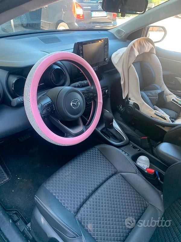Begagnad Mazda 2 2022 Svart Halvkombi