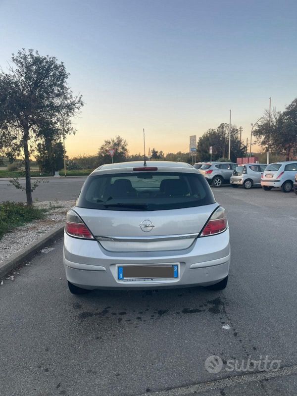 Grigio Usata 2009 Opel Astra Tre volumi | 5000 € - Immagine 1/4