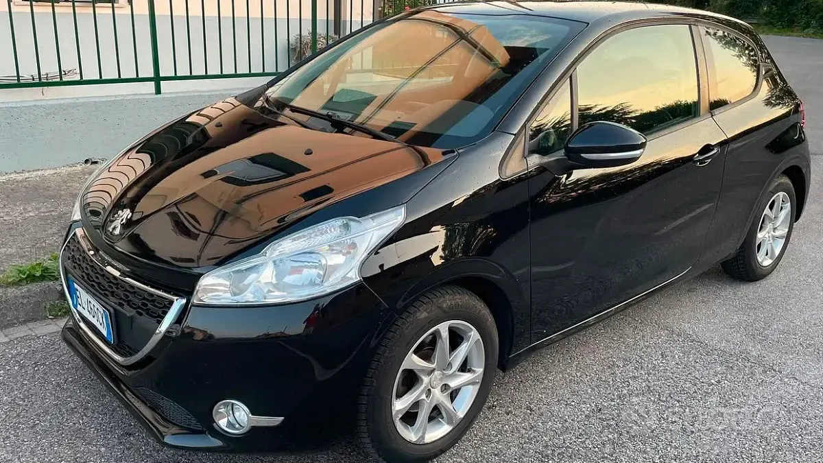 Usata Peugeot 208 68 CV (50 kW) 2013 Nero Utilitaria