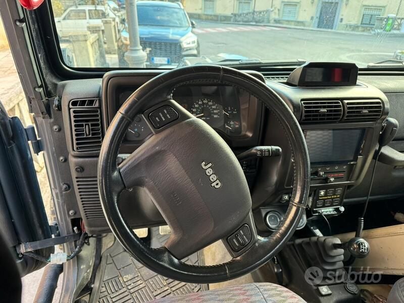 Usata Jeep Wrangler 118 CV (86 kW) 1998 Grigio SUV