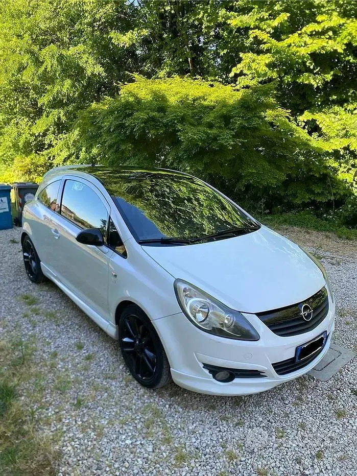 Usata Opel Corsa 90 CV (66 kW) 2009 Bianco Utilitaria