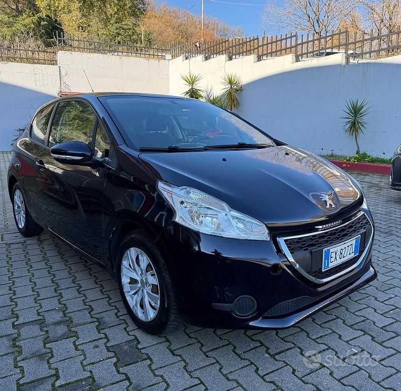 Usata Peugeot 208 Allure 68 CV (50 kW) 2015 Nero Utilitaria