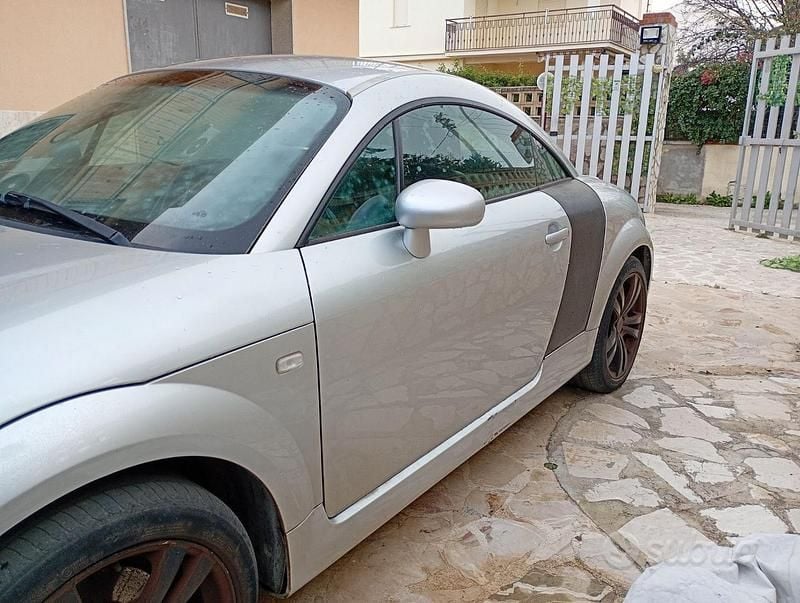 Begagnad Audi TT 179 HK (131 kW) 2001 Grå Sportkupé