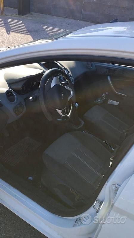 Usata Ford Fiesta 96 CV (70 kW) 2009 Bianco Berlina
