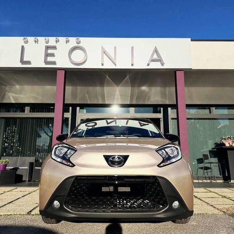 Nuova Toyota Aygo X Team 72 CV (52 kW) 2025 Ginger beige/night sky black SUV