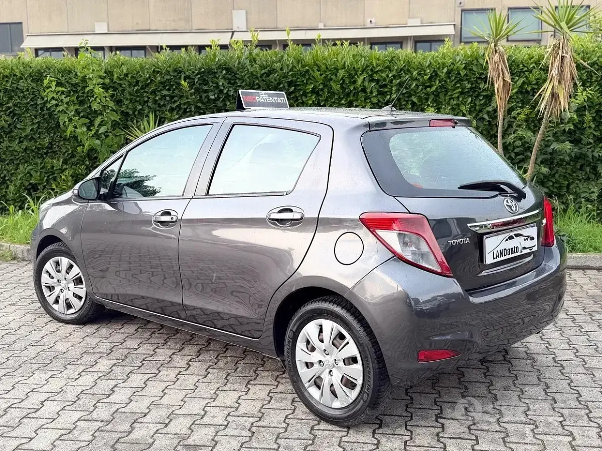Usata Toyota Yaris 69 CV (50 kW) 2012 Grigio Utilitaria