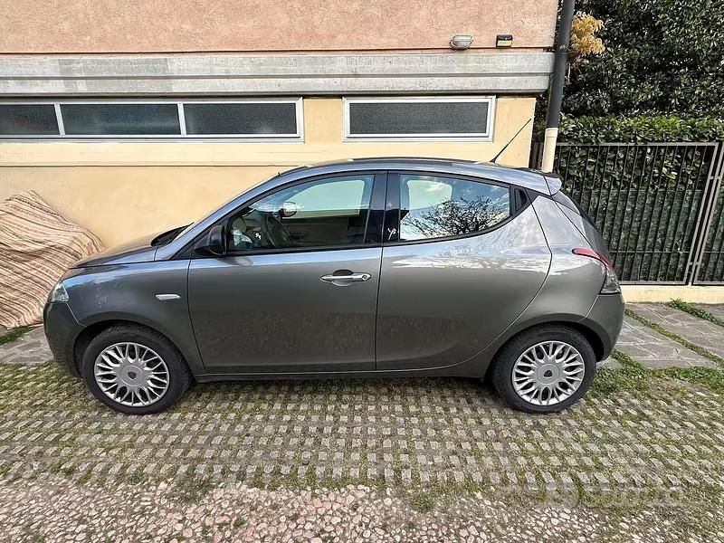 Usata Lancia Ypsilon 69 CV (50 kW) 2017 Grigio Utilitaria
