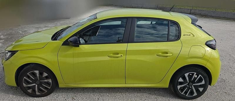 Usata Peugeot 208 Style 101 CV (74 kW) 2025 Verde Utilitaria