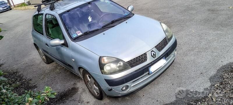 Argento Usata 2004 Renault Clio II Initiale Tre volumi | 1690 € (Ottimo prezzo) - Immagine 1/4