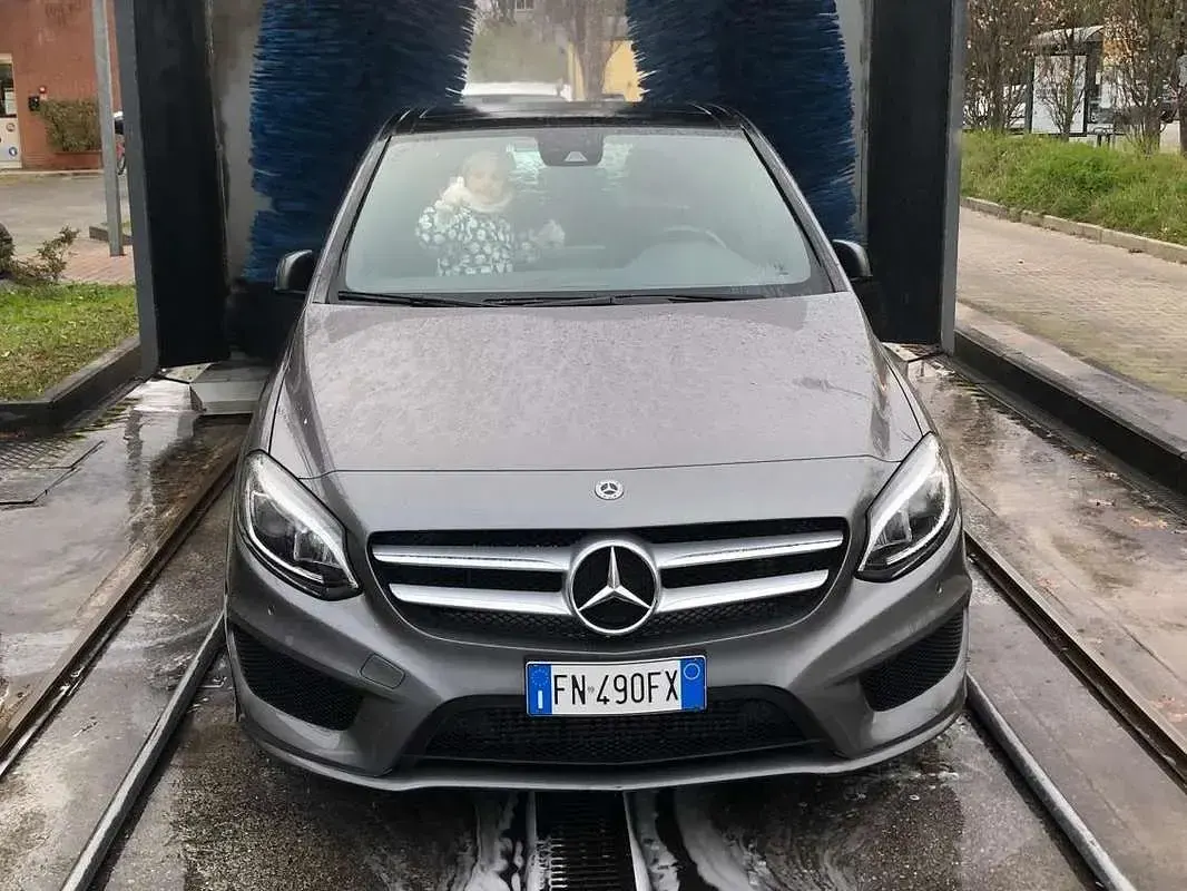 Usata Mercedes B180 Executive 109 CV (80 kW) 2018 Grigio Utilitaria