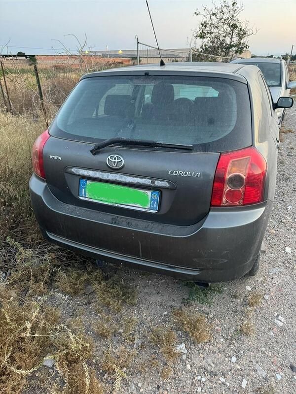Usata Toyota Corolla 116 CV (85 kW) 2004 Grigio Utilitaria