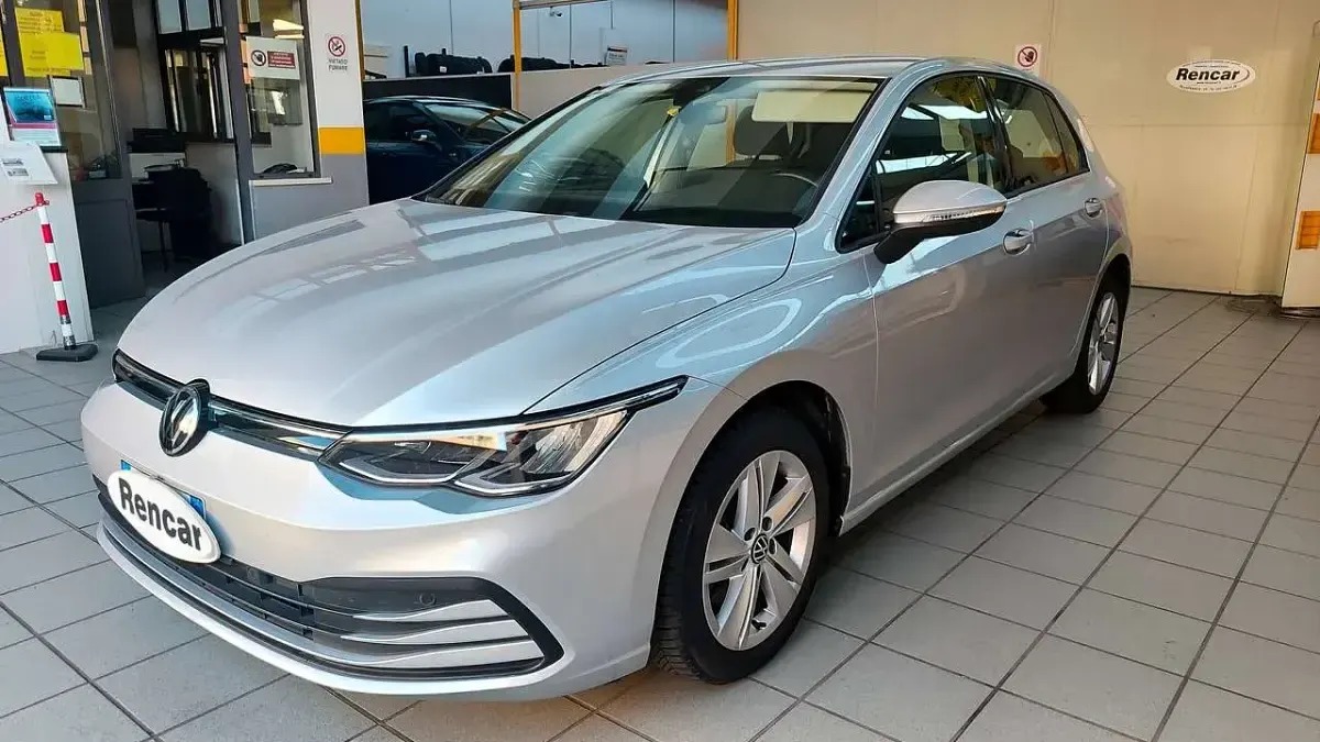 Usata VW Golf VIII Life 116 CV (85 kW) 2021 Argento Berlina