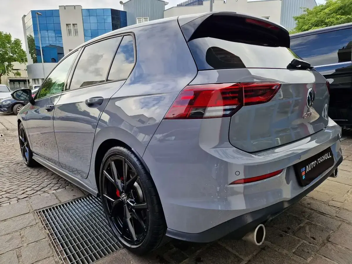 Usata VW Golf VIII GTI 245 CV (180 kW) 2024 Mondsteingrau Berlina