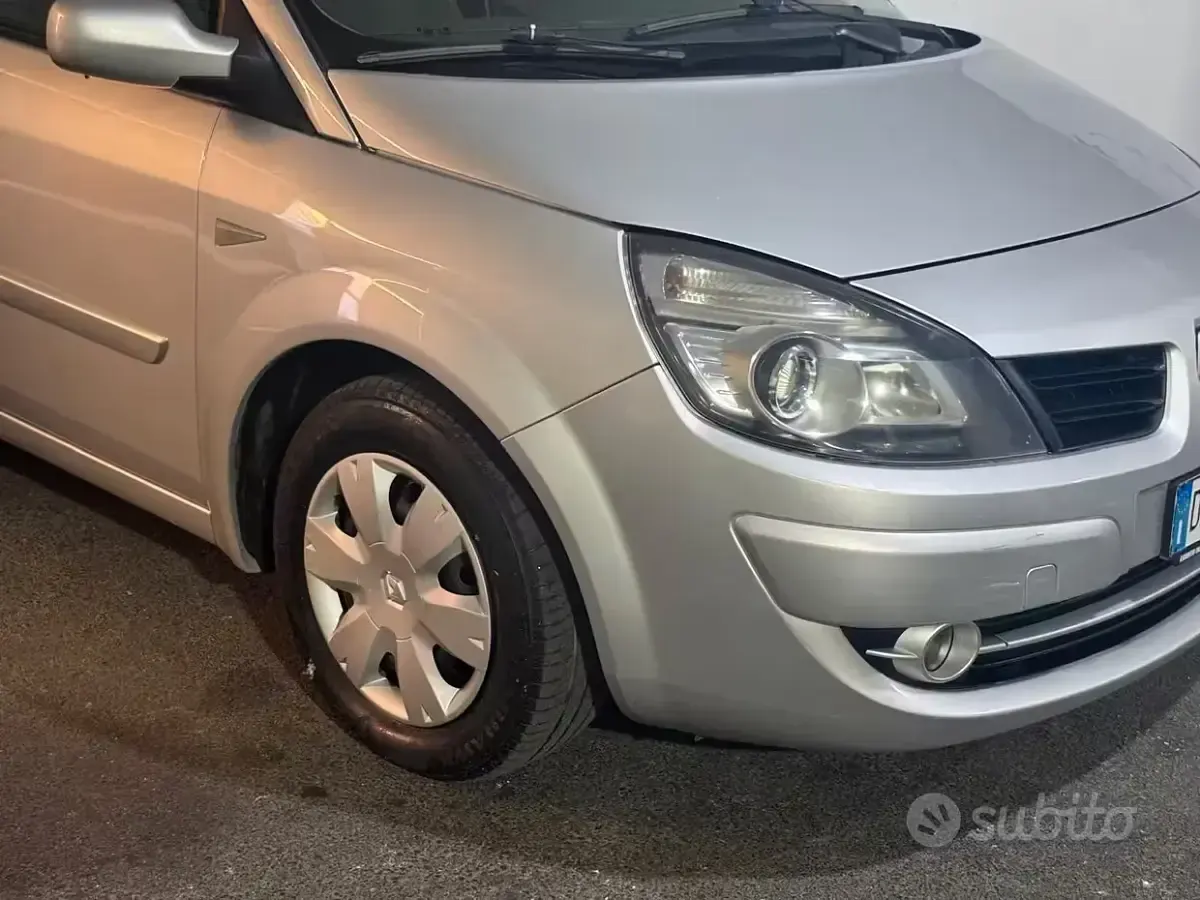 Usata Renault Scénic III 111 CV (81 kW) 2009 Grigio Monovolume