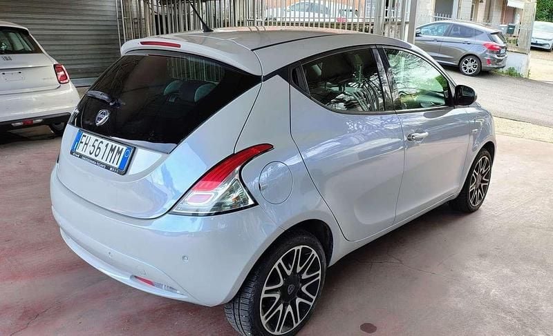 Usata Lancia Ypsilon 69 CV (50 kW) 2017 Blu/azzurro Utilitaria