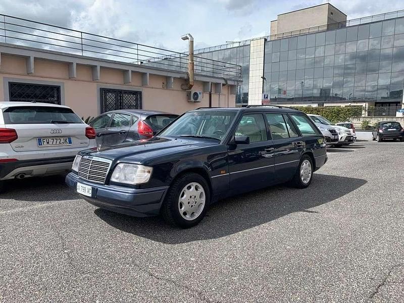 Usata Mercedes E250 Elegance 113 CV (83 kW) 1994 Blu/azzurro Station wagon