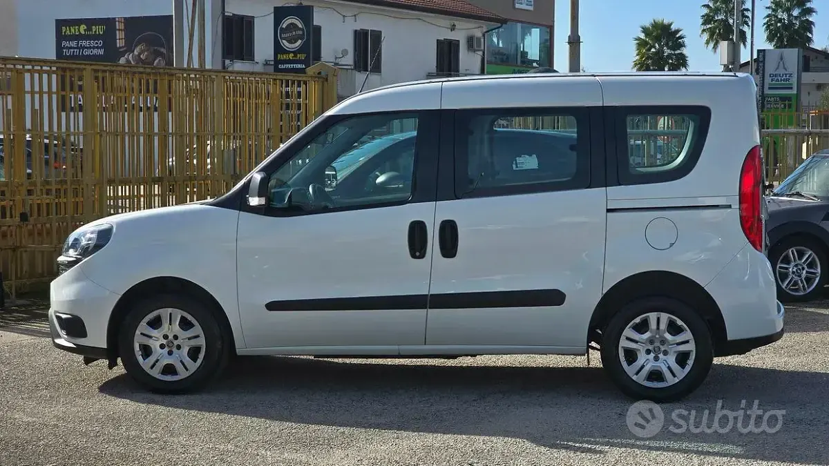 Usata Fiat Doblò Lounge 105 CV (77 kW) 2021 Bianco Monovolume