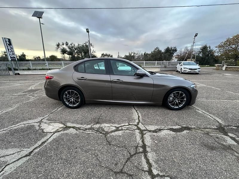 Usata Alfa Romeo Giulia 150 CV (110 kW) 2017 Grigio Berlina