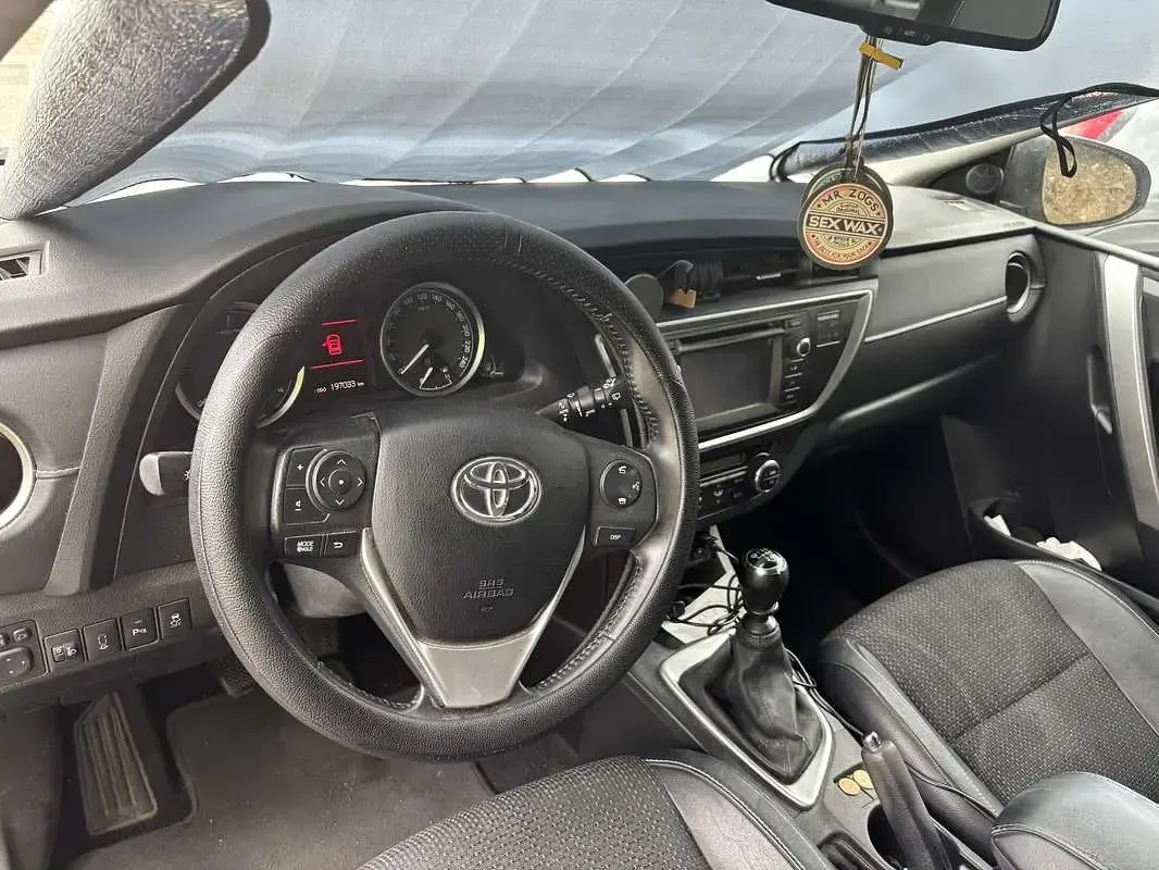 Usata Toyota Auris Lounge 90 CV (66 kW) 2013 Grigio Berlina
