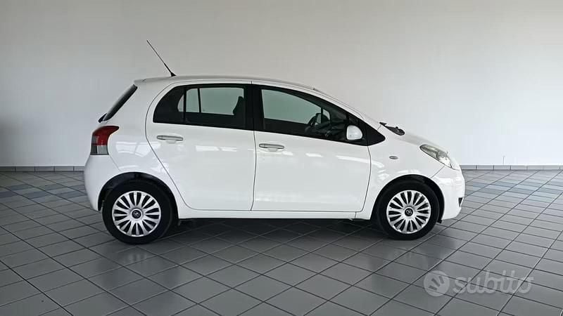 Usata Toyota Yaris Sol 90 CV (66 kW) 2011 Bianco Utilitaria