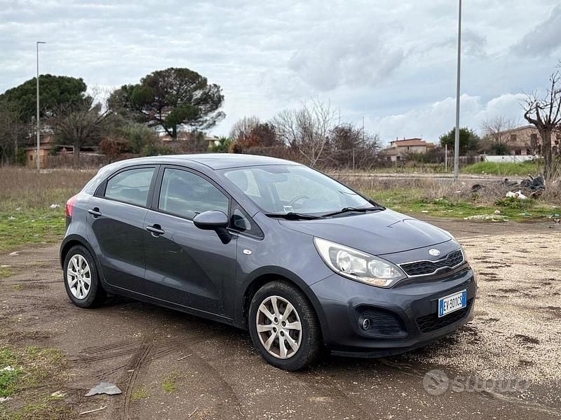 Grigio Usata 2014 Kia Rio Active Tre volumi | 3499 € (Super prezzo) - Immagine 1/4