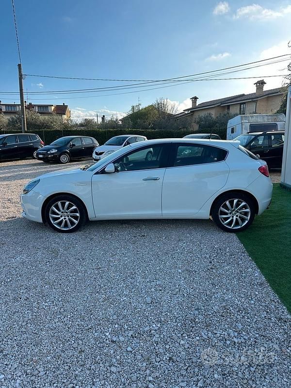 Usata Alfa Romeo Giulietta Exclusive 105 CV (77 kW) 2015 Bianco Utilitaria