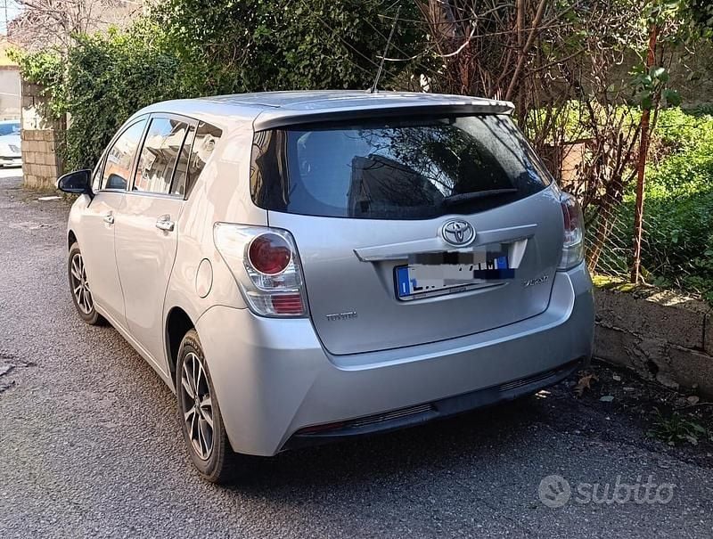 Usata Toyota Verso Active 111 CV (81 kW) 2014 Grigio Monovolume