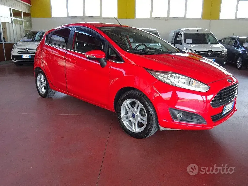 Usata Ford Fiesta Titanium 75 CV (55 kW) 2014 Rosso Utilitaria