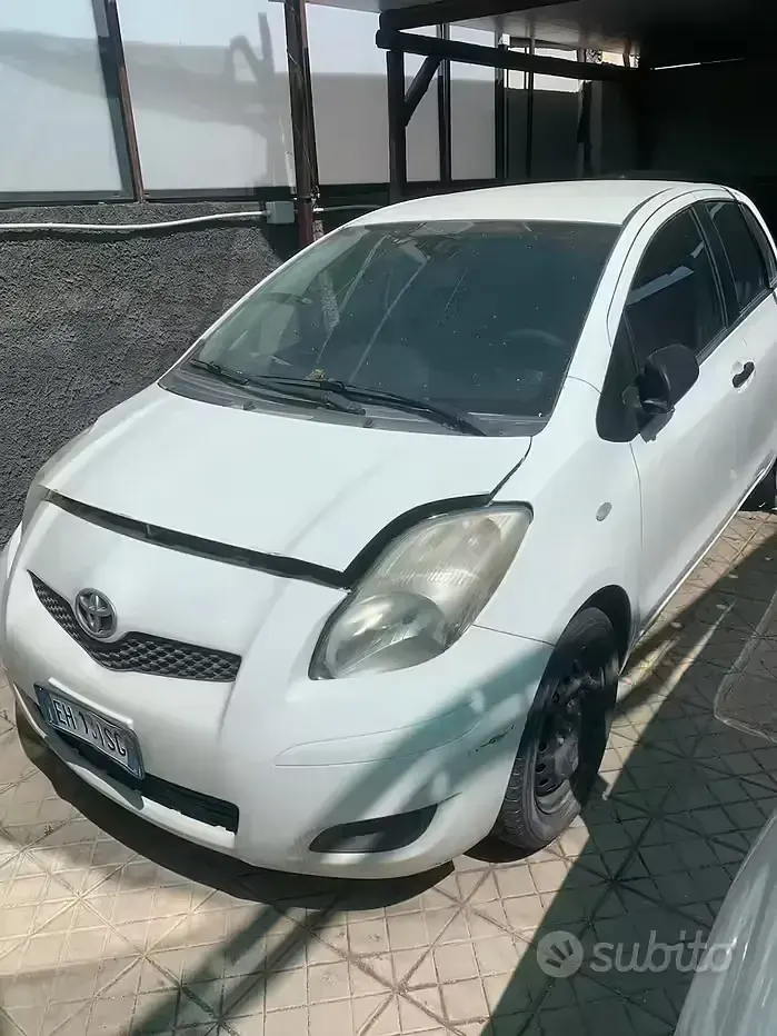 Usata Toyota Yaris 90 CV (66 kW) 2011 Bianco Utilitaria