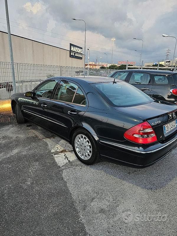 Usata Mercedes E320 204 CV (150 kW) 2003 Blu Berlina