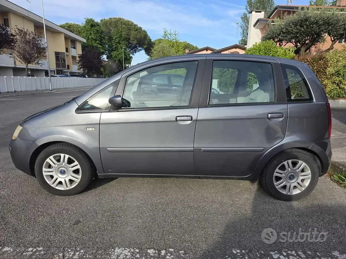 Usata Fiat Idea 95 CV (69 kW) 2004 Grigio Monovolume