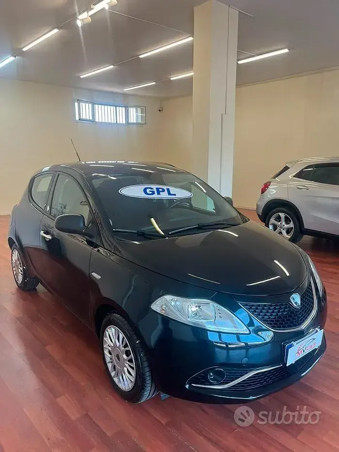 Usata Lancia Ypsilon Gold 69 CV (50 kW) 2017 Nero Utilitaria