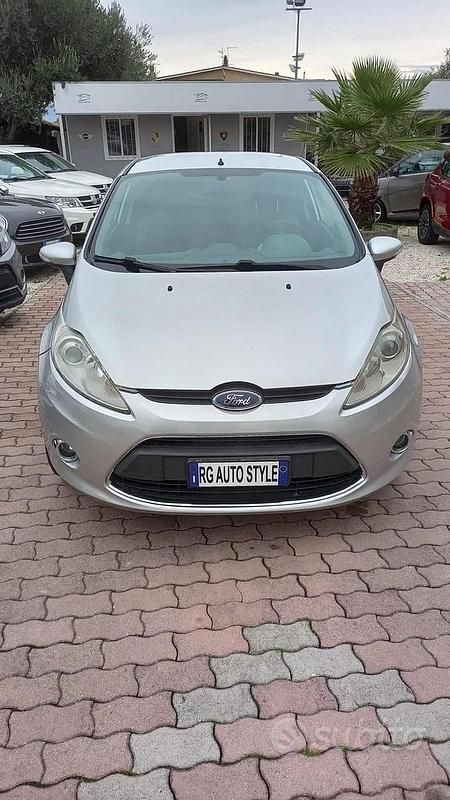 Usata Ford Fiesta 97 CV (71 kW) 2010 Grigio Utilitaria