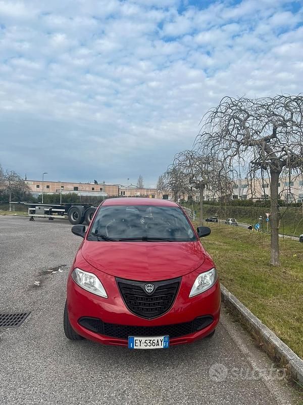 Usata Lancia Ypsilon 69 CV (50 kW) 2015 Rosso Utilitaria