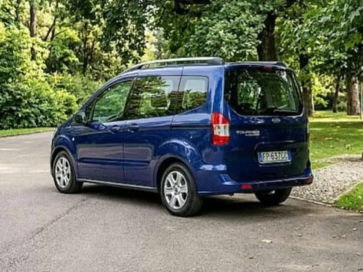 Begagnad Ford Tourneo Courier 101 HK (74 kW) 2018 Blå Minibuss