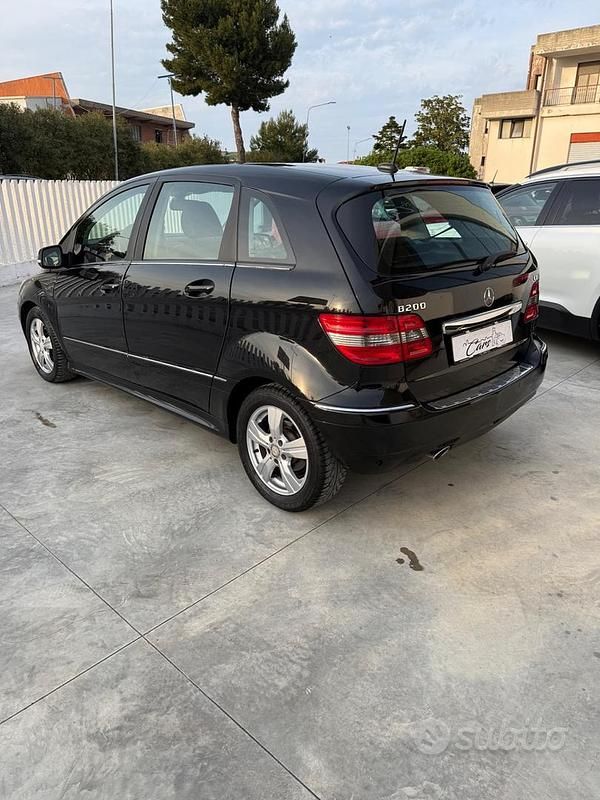 Usata Mercedes B200 140 CV (102 kW) 2011 Nero Monovolume