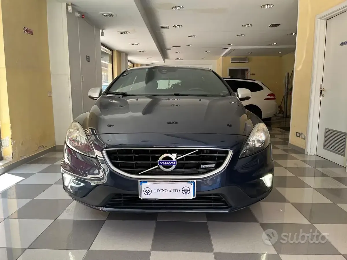 Usata Volvo V40 R-Design Momentum 115 CV (84 kW) 2014 Bluazzurro Berlina