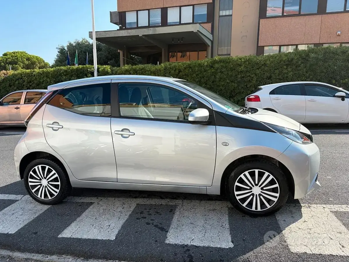 Usata Toyota Aygo X-play 69 CV (50 kW) 2016 Grigio Utilitaria