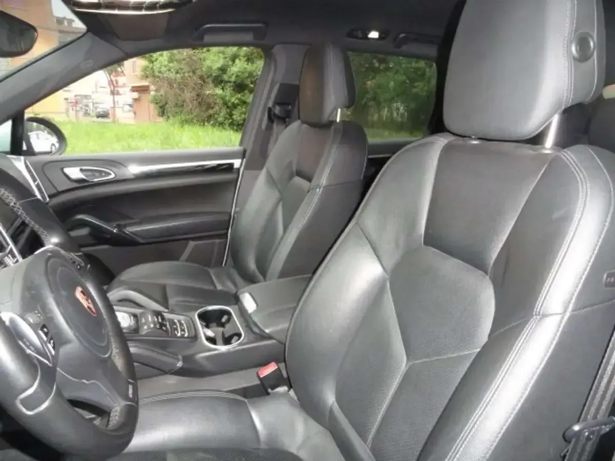 Usata Porsche Cayenne 245 CV (180 kW) 2012 Argento silver SUV