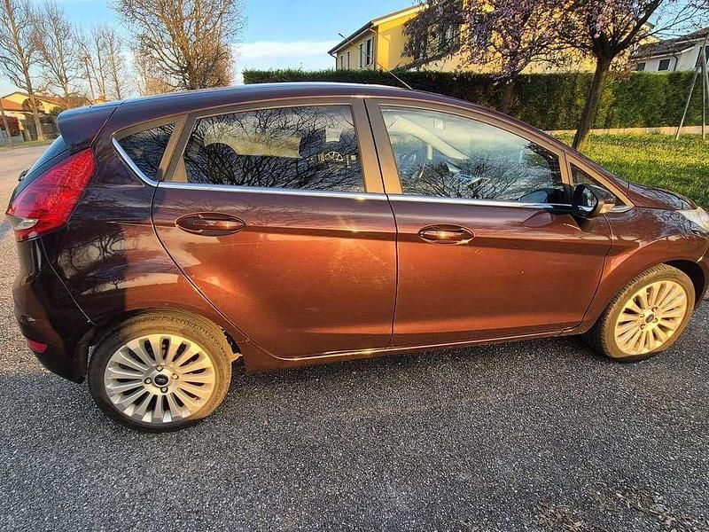 Usata Ford Fiesta Titanium 95 CV (69 kW) 2010 Rosso Utilitaria