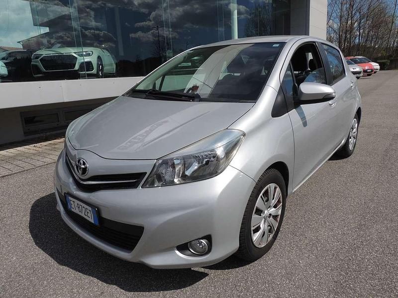 Usata Toyota Yaris Lounge 69 CV (50 kW) 2014 Grigio Utilitaria