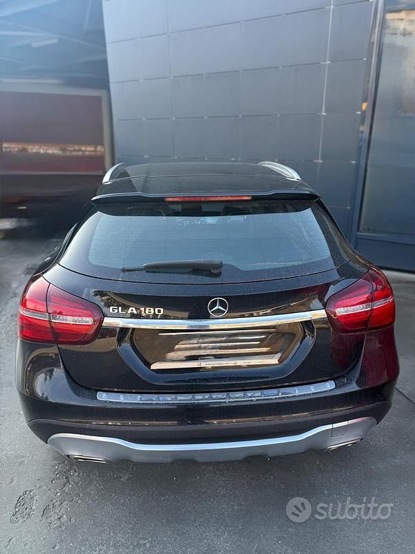 Usata Mercedes GLA180 122 CV (89 kW) 2020 Nero SUV