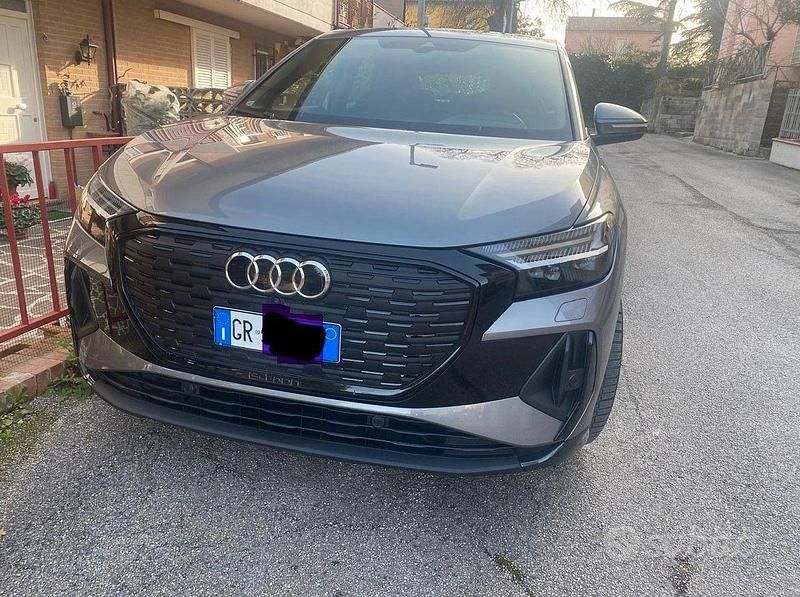 Usado Audi Q4 Sportback e-tron Ambiente 210 kW (286 CV) 2023 Gris SUV